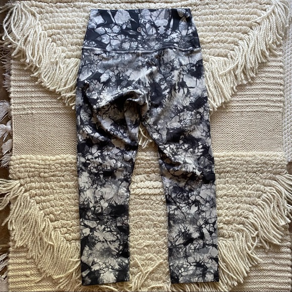 LULULEMON gray / white tie dye Wunder Under Luxtreme crop high-rise leggings 4 - Picture 8 of 11